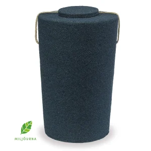 En cylindrisk, mörk behållare med struktur, lock och rephandtag på vardera sidan. Ett grönt blad och ordet "MILJÖURNA" syns i nedre vänstra hörnet, vilket tyder på en miljövänlig produkt.