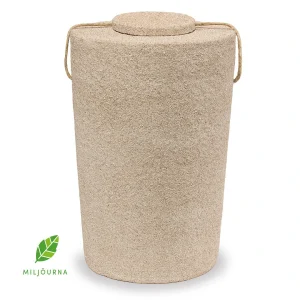 En beige, cylindrisk, biologiskt nedbrytbar urna med strukturerad yta och två små sidohandtag. Miljurnas logotyp med ett grönt blad och text finns i det nedre vänstra hörnet.