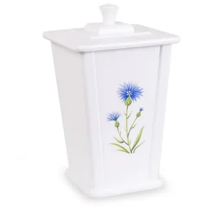En vit, hög, rektangulär keramikbehållare med lock, med en blå blomma och grön stjälk på framsidan.