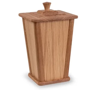 Hög urna av trä med fyrkantig bas, något avsmalnande sidor, matchande lock och ett litet handtag med knopp på toppen. Träet har en naturlig, ljusbrun yta.