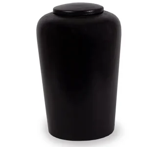 En hög, cylindrisk svart urna med rundat lock mot en vit bakgrund.